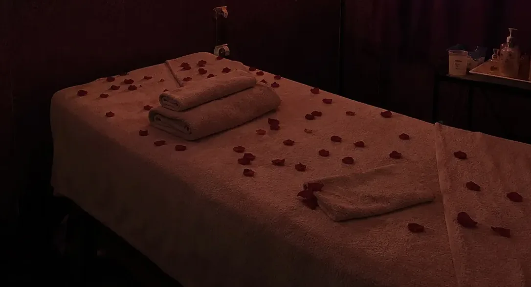 Masaj odasındaki masaj masası — Lila Spa, Güngören misafirlerine hizmet veren salon