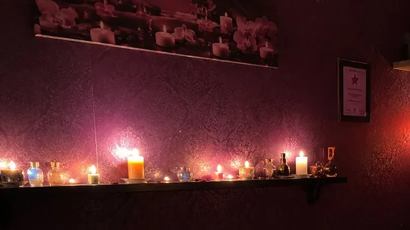 Masaj odasındaki mum rafı — Lila Spa, Güngören misafirlerine hizmet veren salon