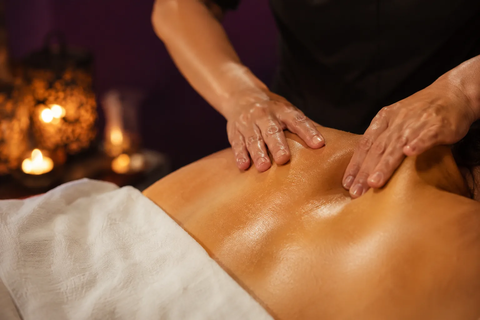 Sırt masajı uygulaması — Lila Spa, Güngören misafirlerine hizmet veren salon